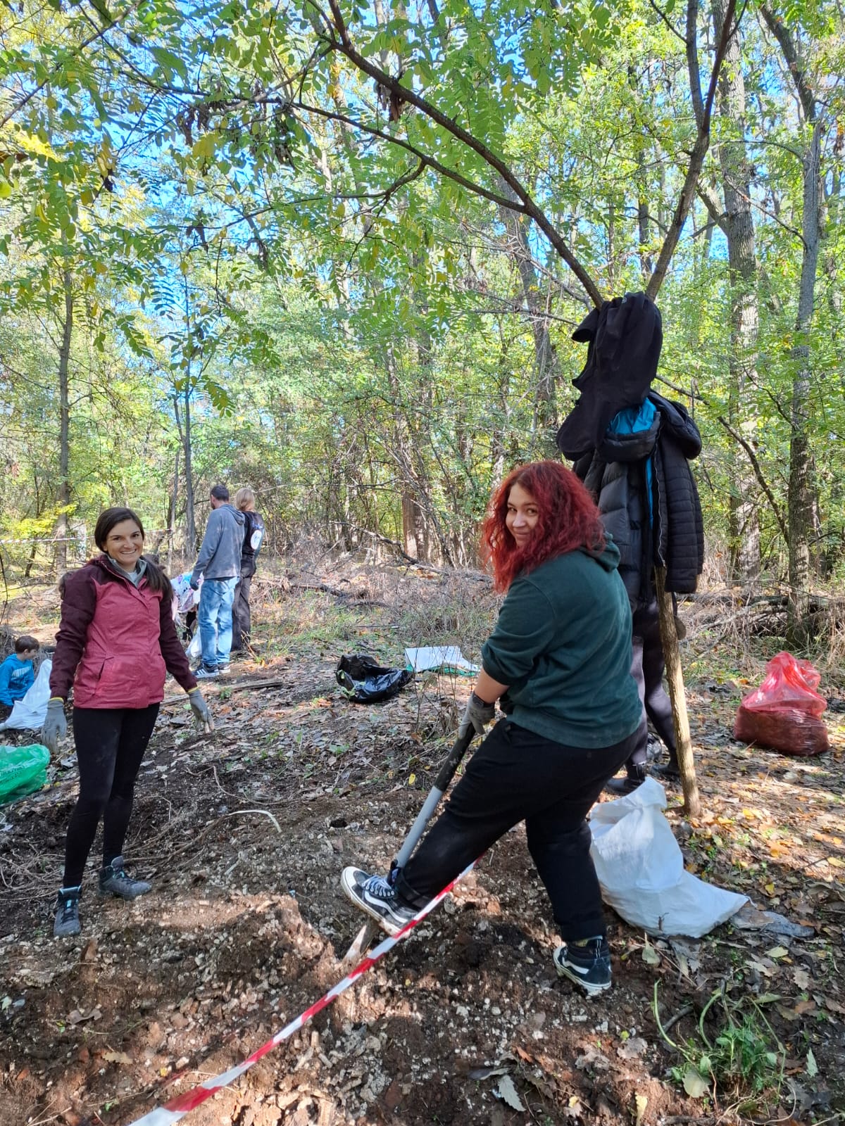Voluntari folosind roaba în timpul acțiunii