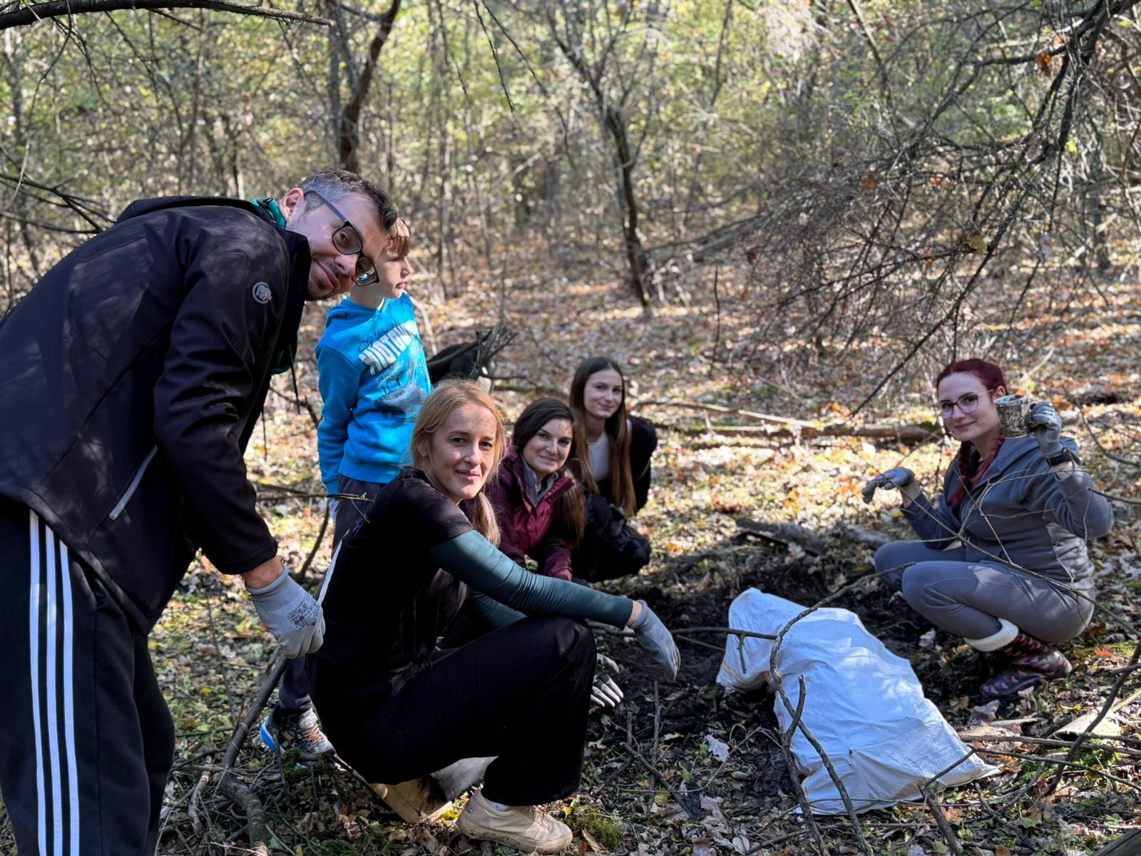 Echipă de voluntari în timpul curățeniei