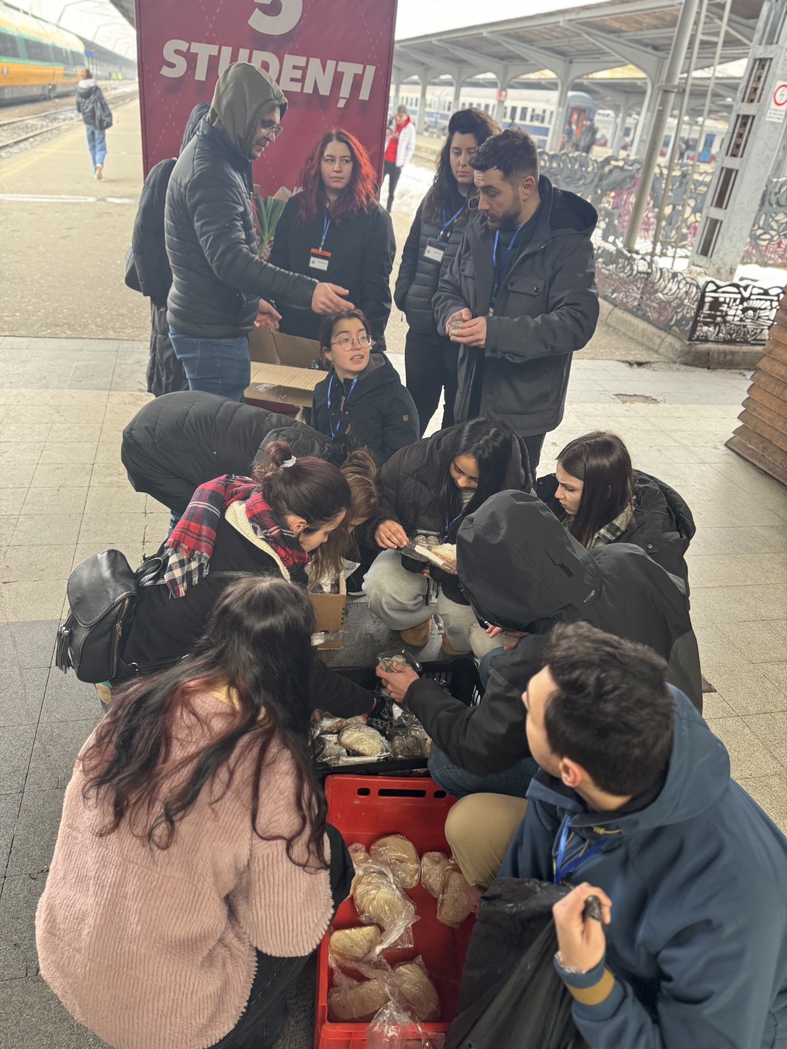Voluntarii pregătind distribuirea porțiilor