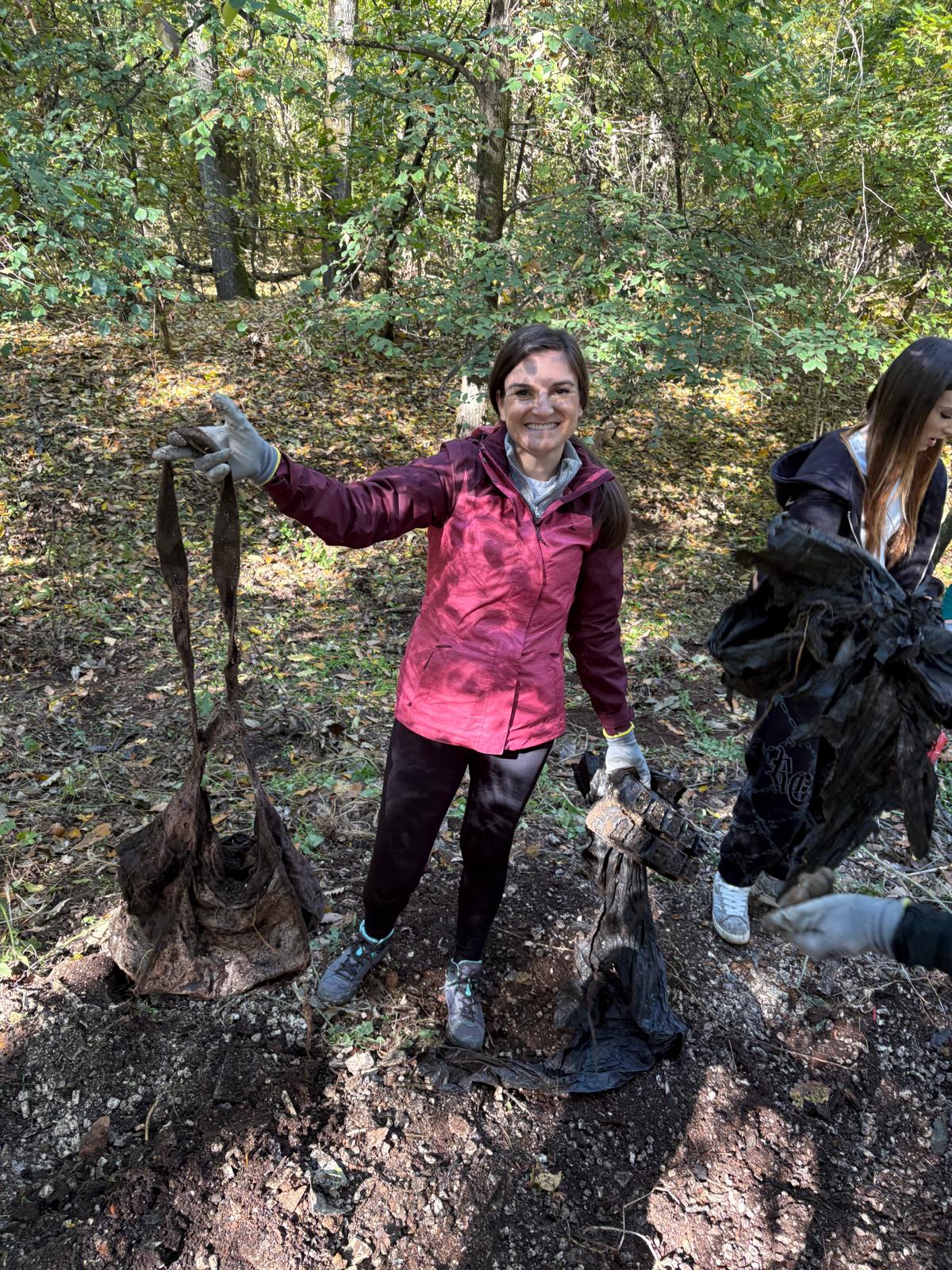 Voluntară cu obiecte mari scoase din pădure