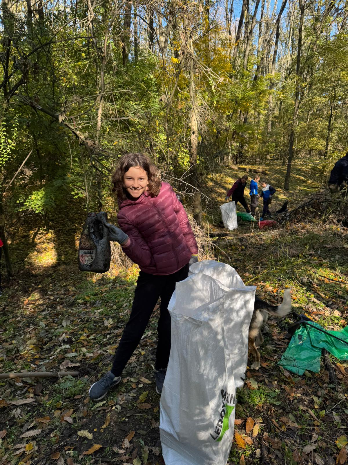 Voluntară strângând deșeuri într-un sac