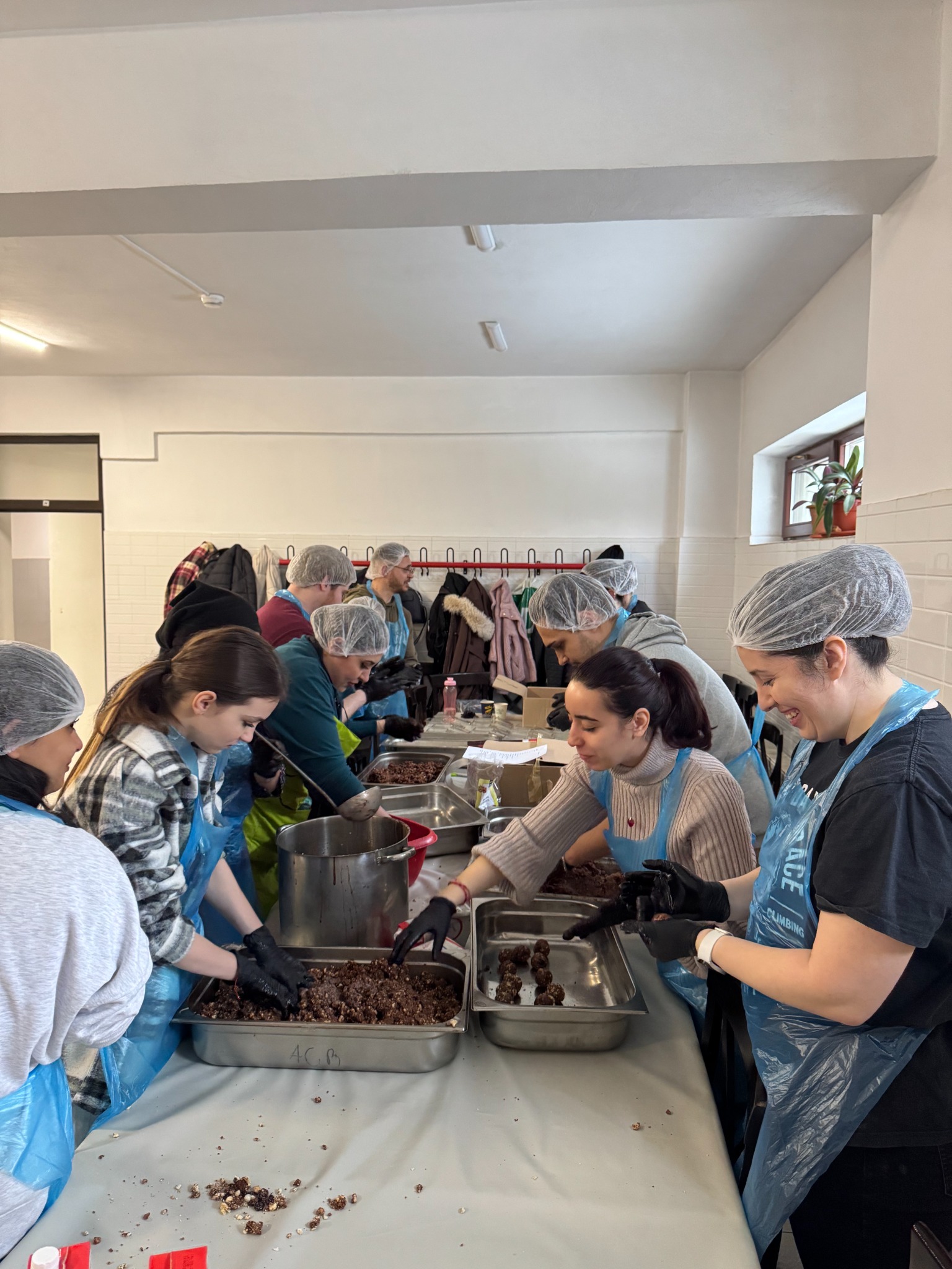 Voluntari pregătind ingredientele împreună