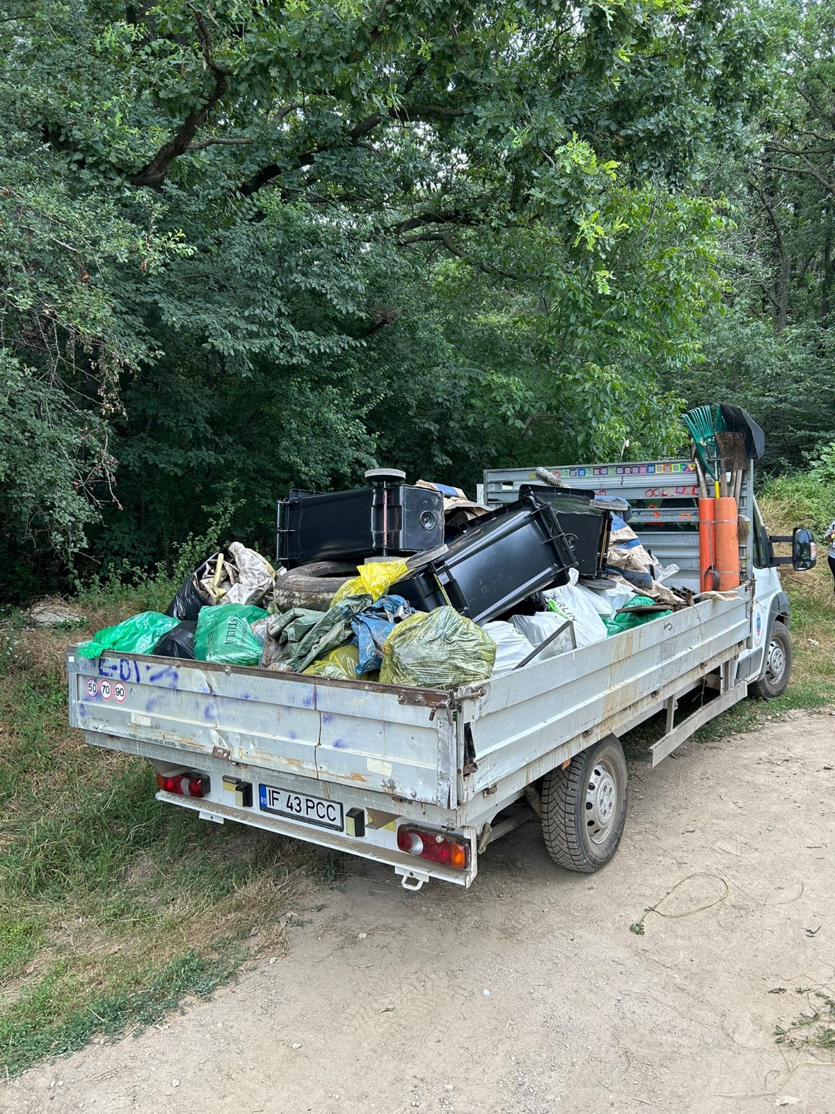 Mașină încărcată cu deșeurile colectate în Episodul 1