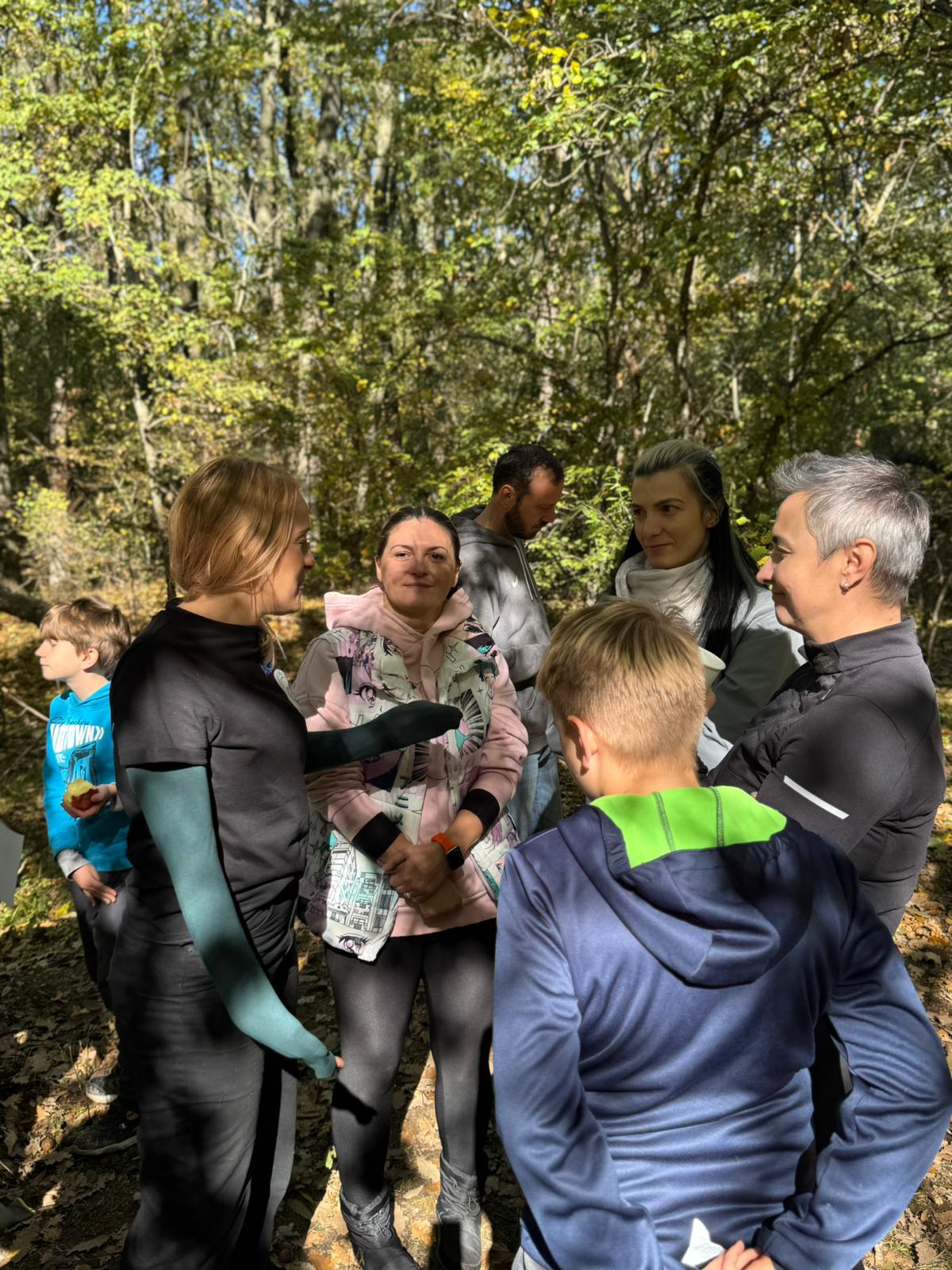 Voluntari de vârste diferite la Curățăm Pădurea – Episodul 3