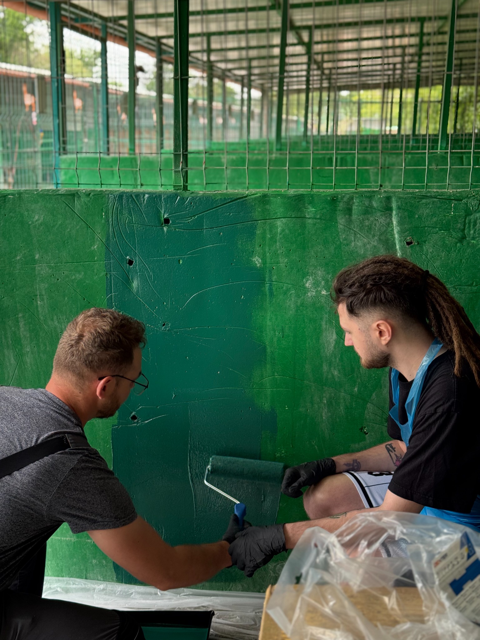Voluntar pregătind vopseaua