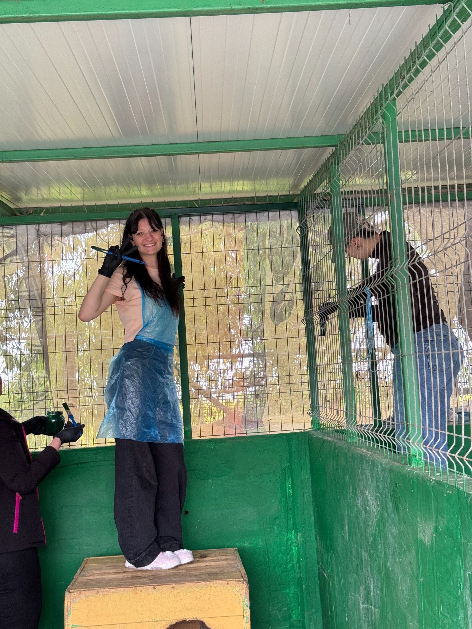 Voluntari zâmbind în timpul acțiunii