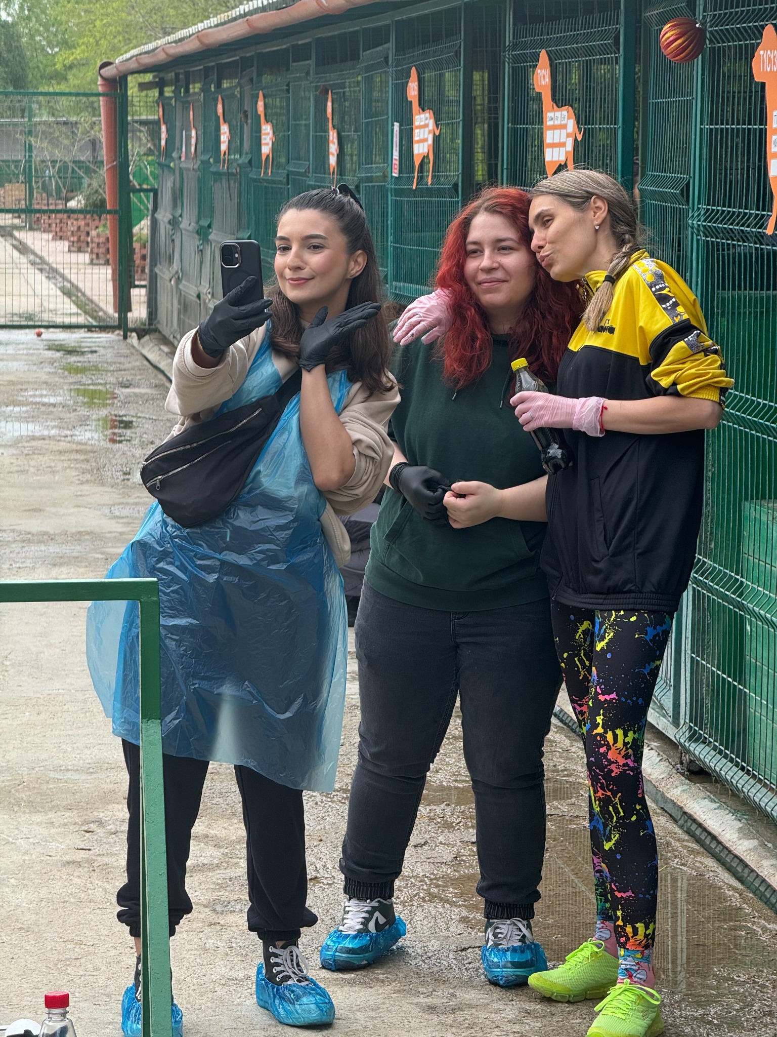 Voluntare făcând o fotografie împreună