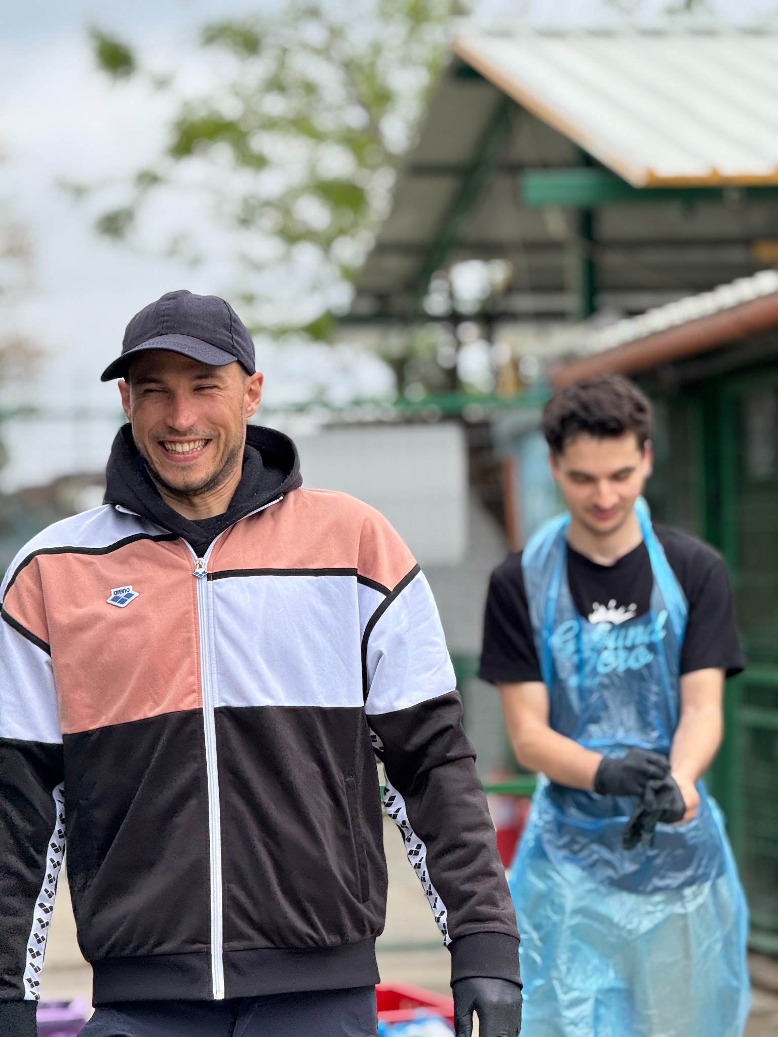 Voluntar zâmbind în timpul acțiunii