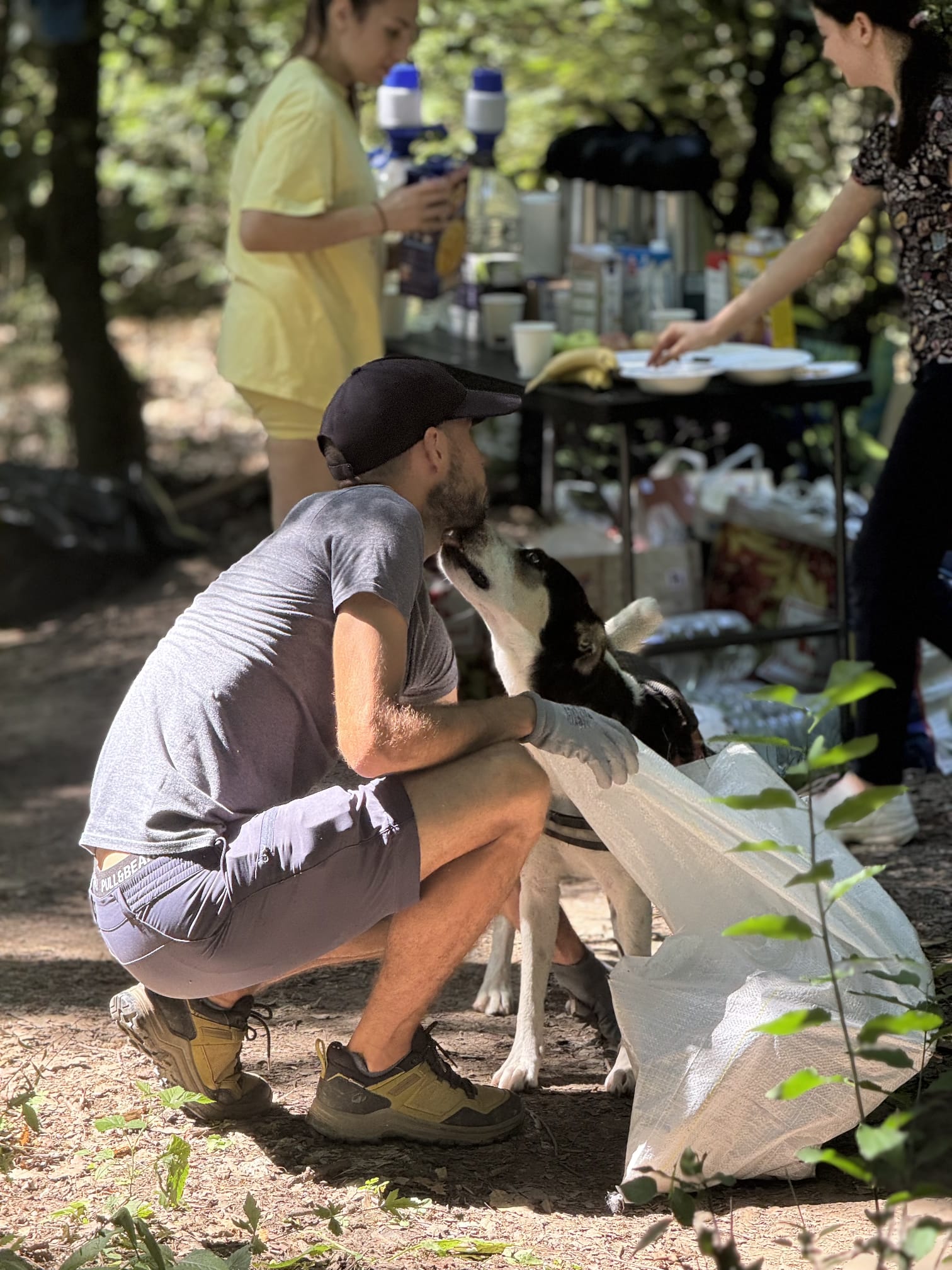 Țuța oferind afecțiune unui voluntar la Curățăm Pădurea – Episodul 4